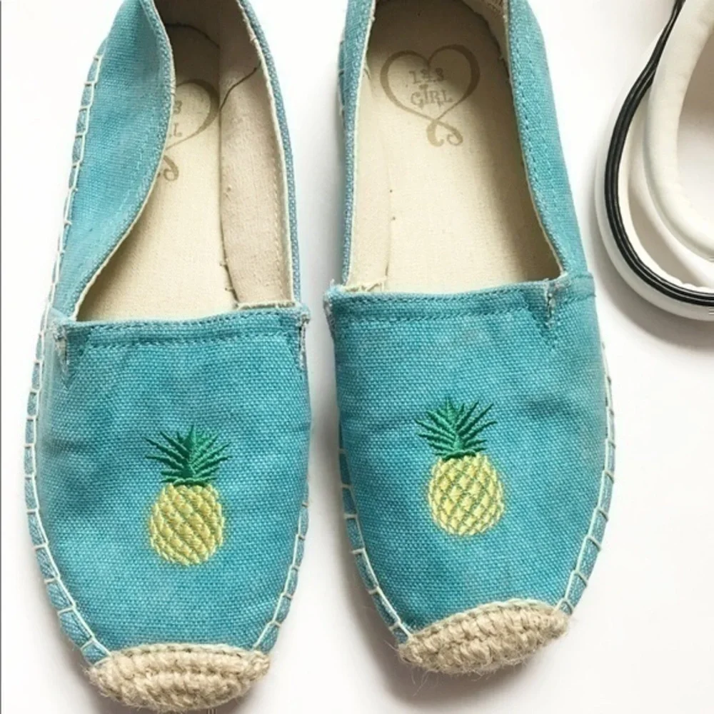 Aqua pineapple design